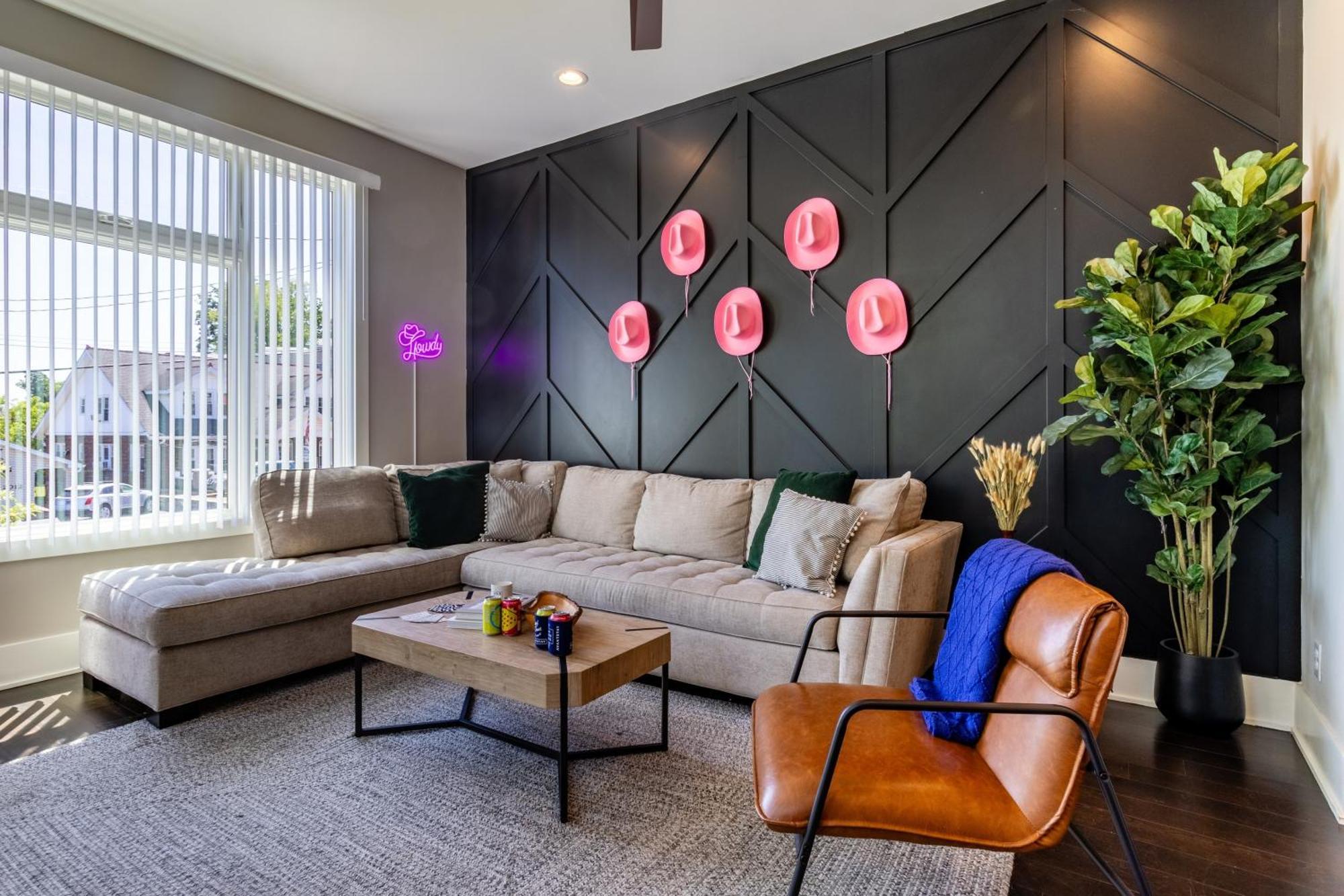 Doralee By Avantstay Rooftop Mins From Downtown Dolly Parton Theme Holiday home *