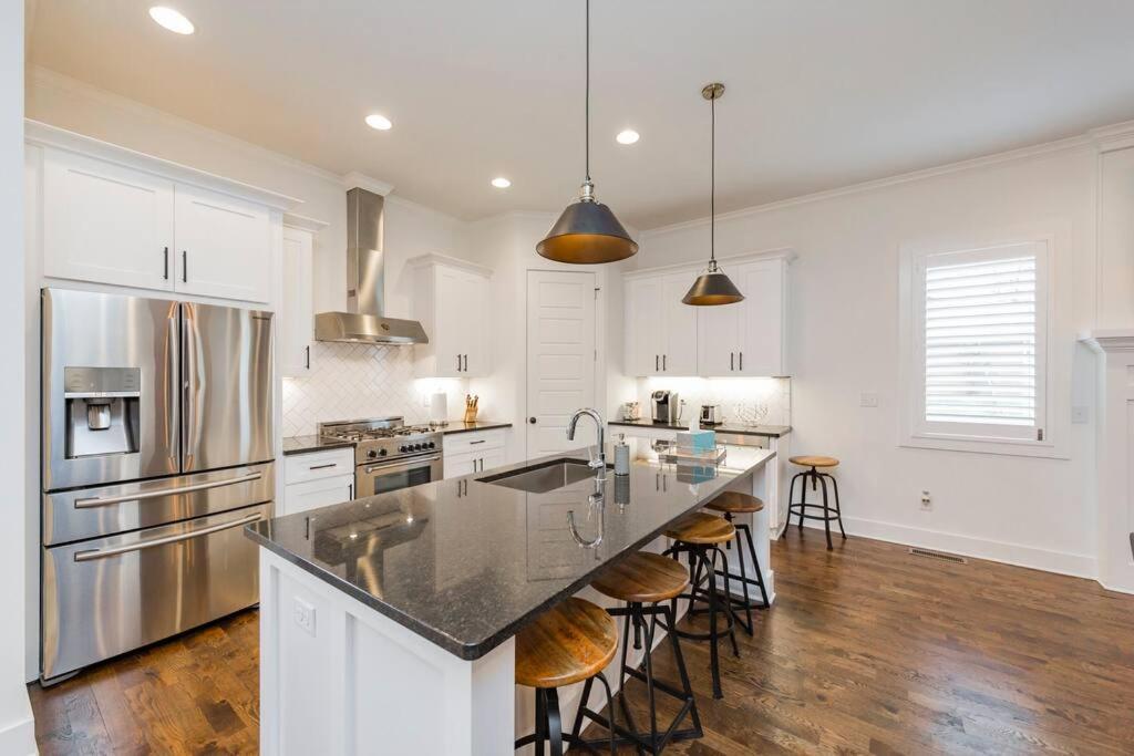 New Luxury Big House Near Gulch 4 King 4 Queen 2 Twin Nashville
