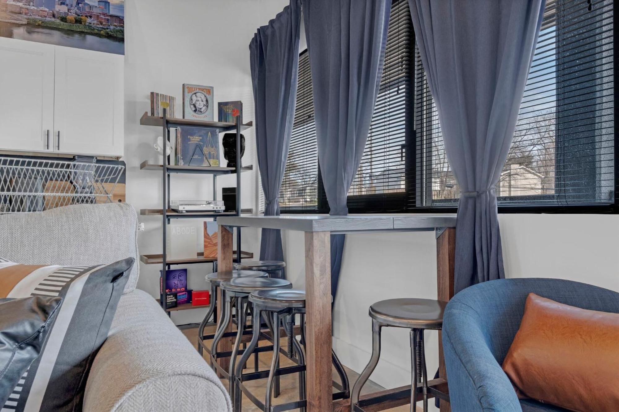 New Sleeps 4 - 7 Mins To Dwtn Apartment *