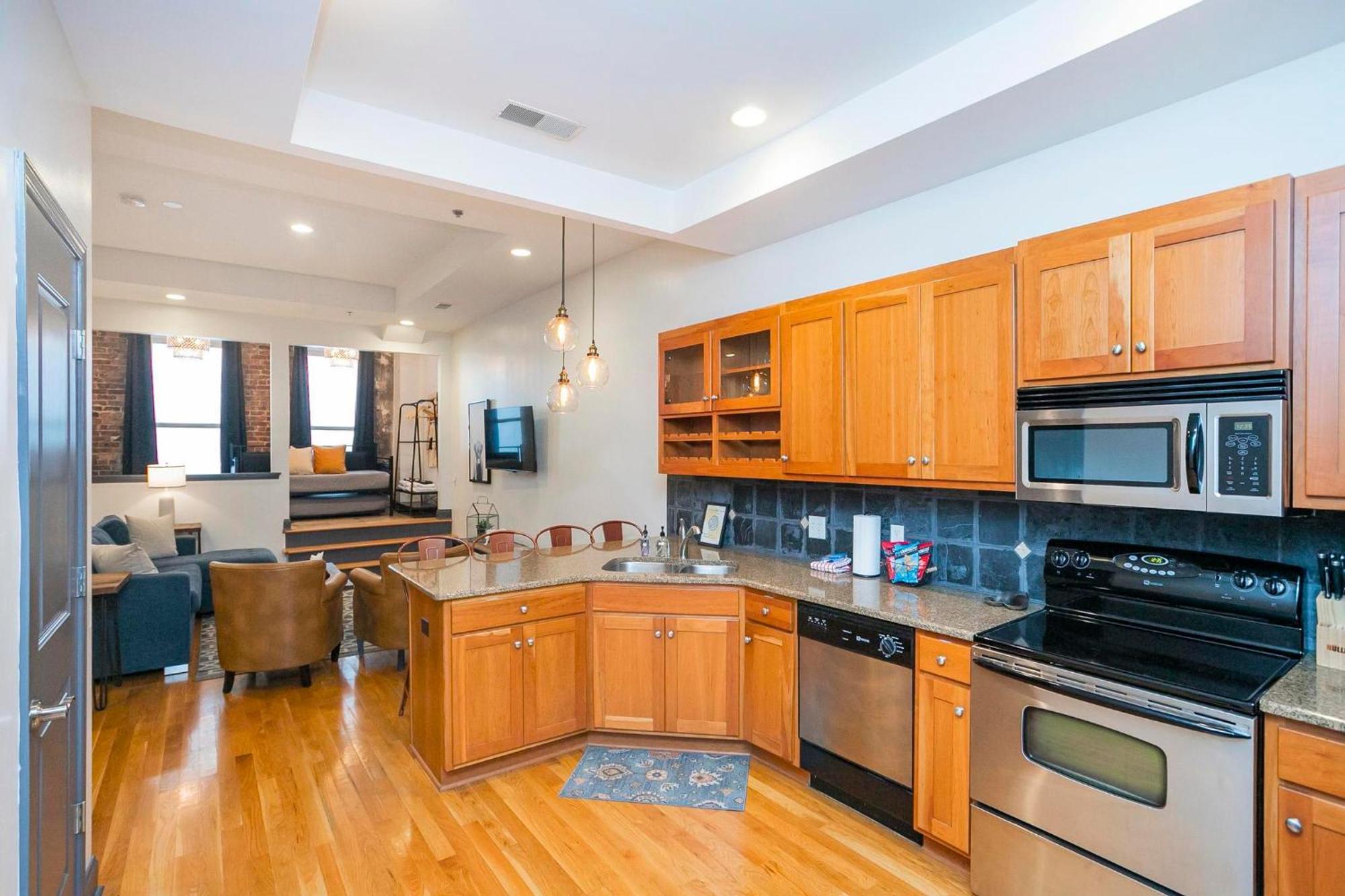 Loft Literally On Broadway Live Music & Bars Apartment *