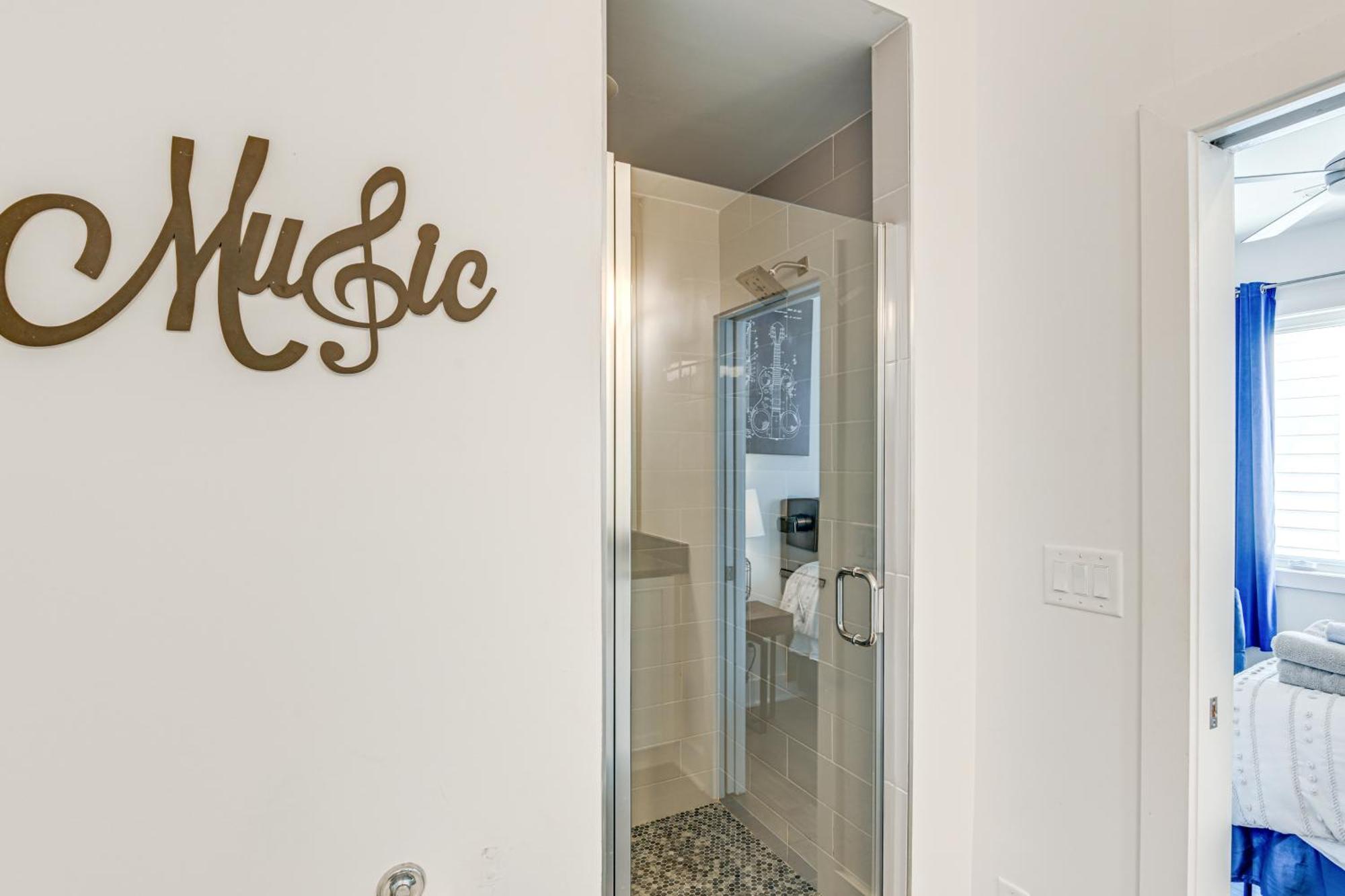 Bright Townhome About 5 Mi To Downtown!