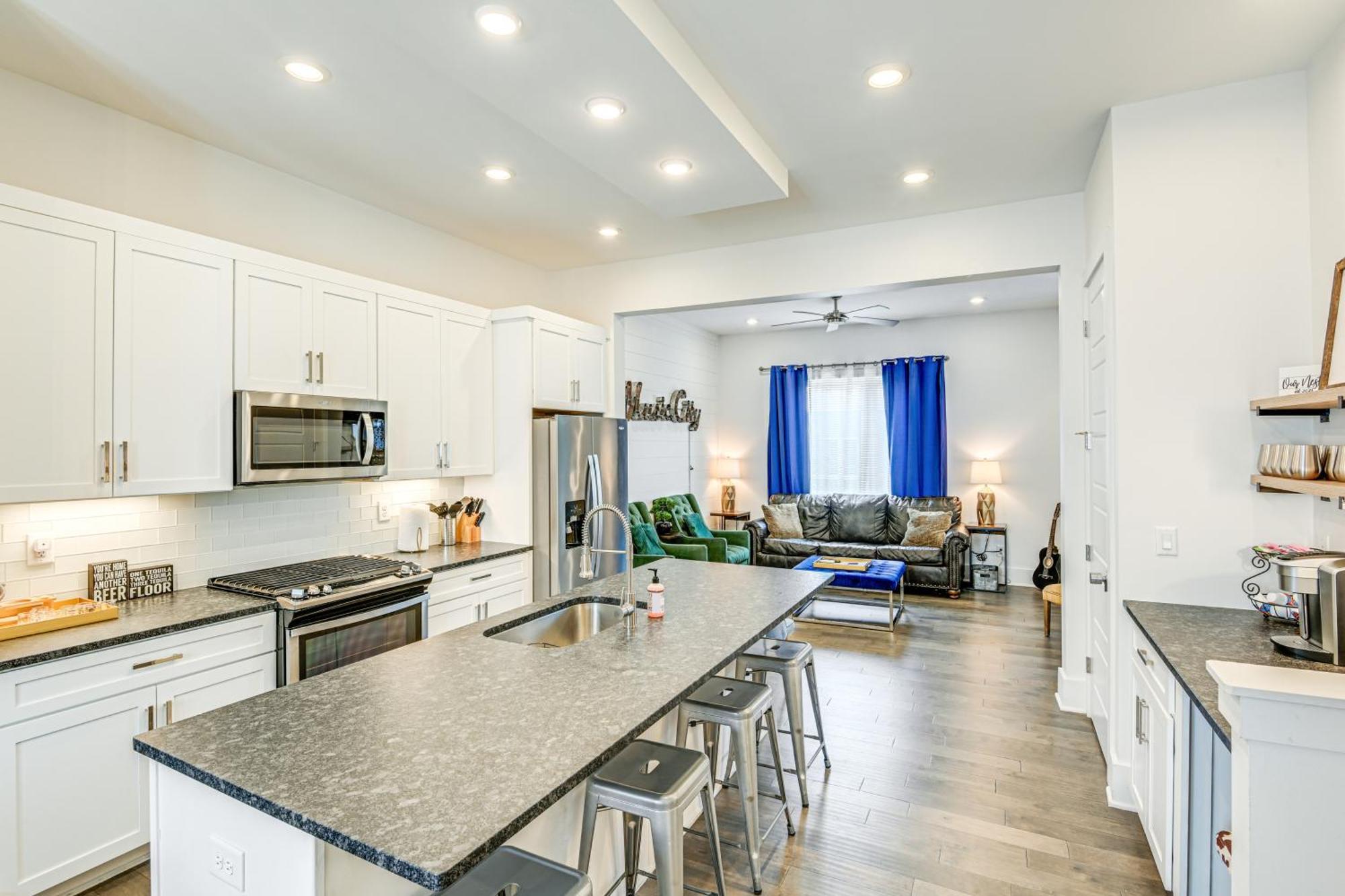 Holiday home Bright Townhome About 5 Mi To Downtown!