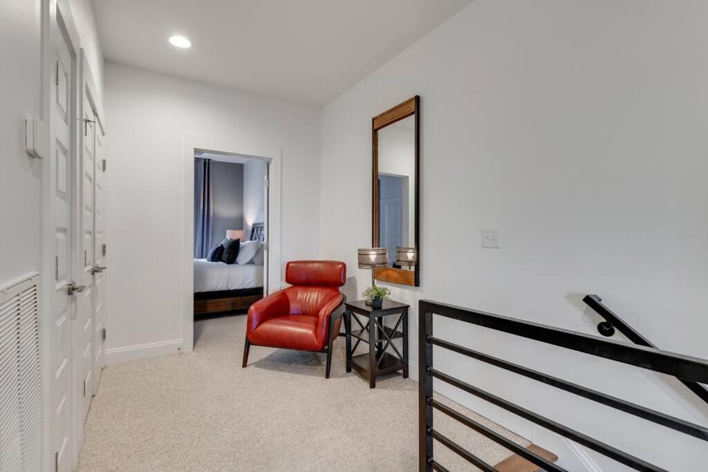 Sleek Townhome Near Broadway! Holiday home Nashville