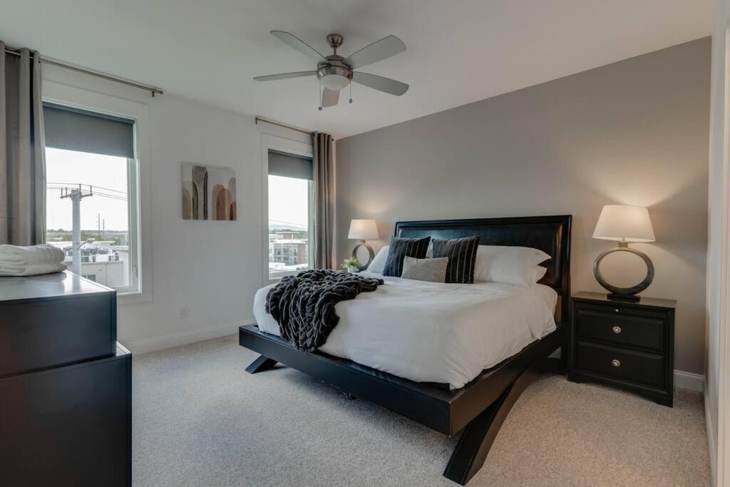 Sleek Townhome Near Broadway! *