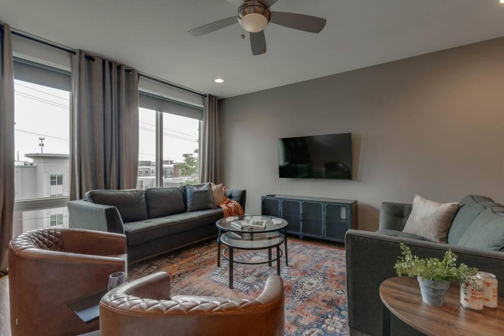 Sleek Townhome Near Broadway! *