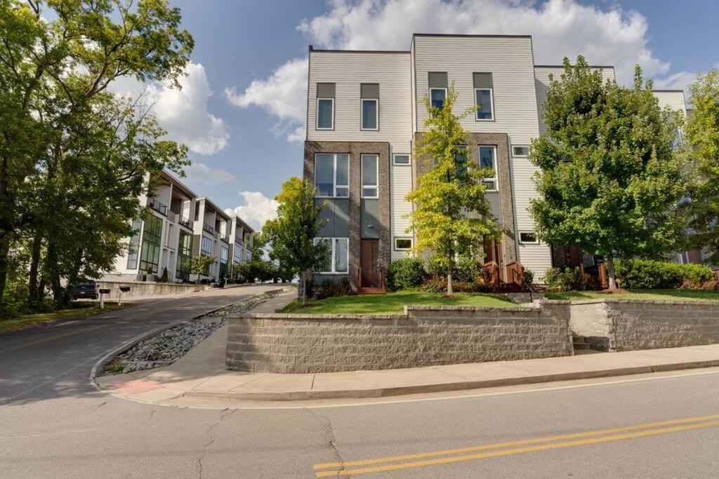 Sleek Townhome Near Broadway! Holiday home *