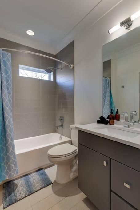 Spacious Only 2 Mi To Broadway Holiday home