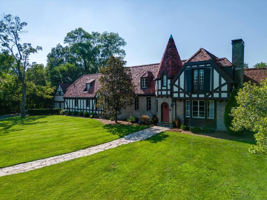 Ivy Hall - Great Location!