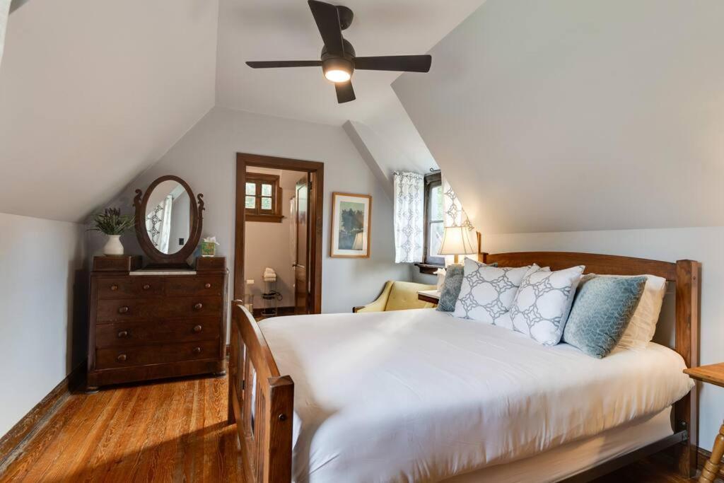 Ivy Hall - Great Location!