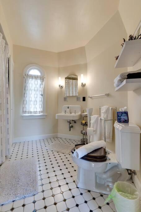 Ivy Hall - Great Location!