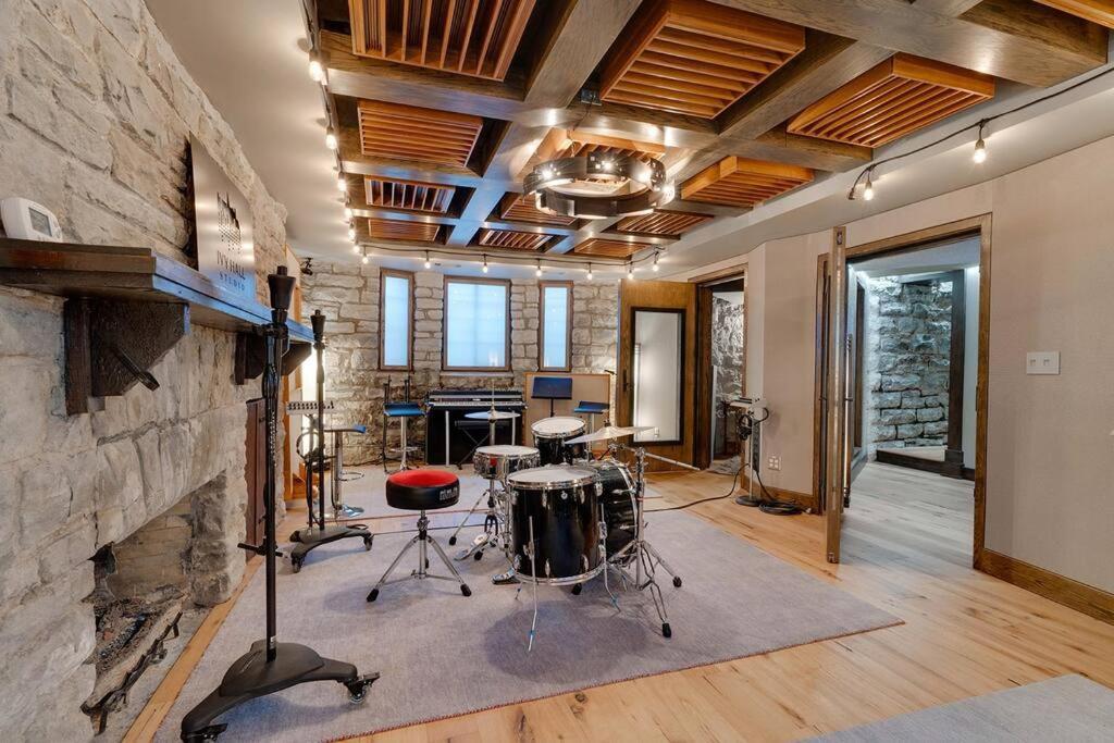 Ivy Hall - Great Location!
