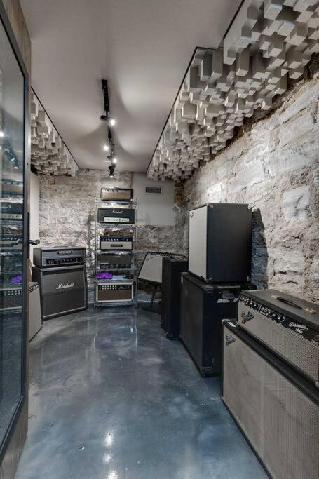 Ivy Hall - Great Location! *
