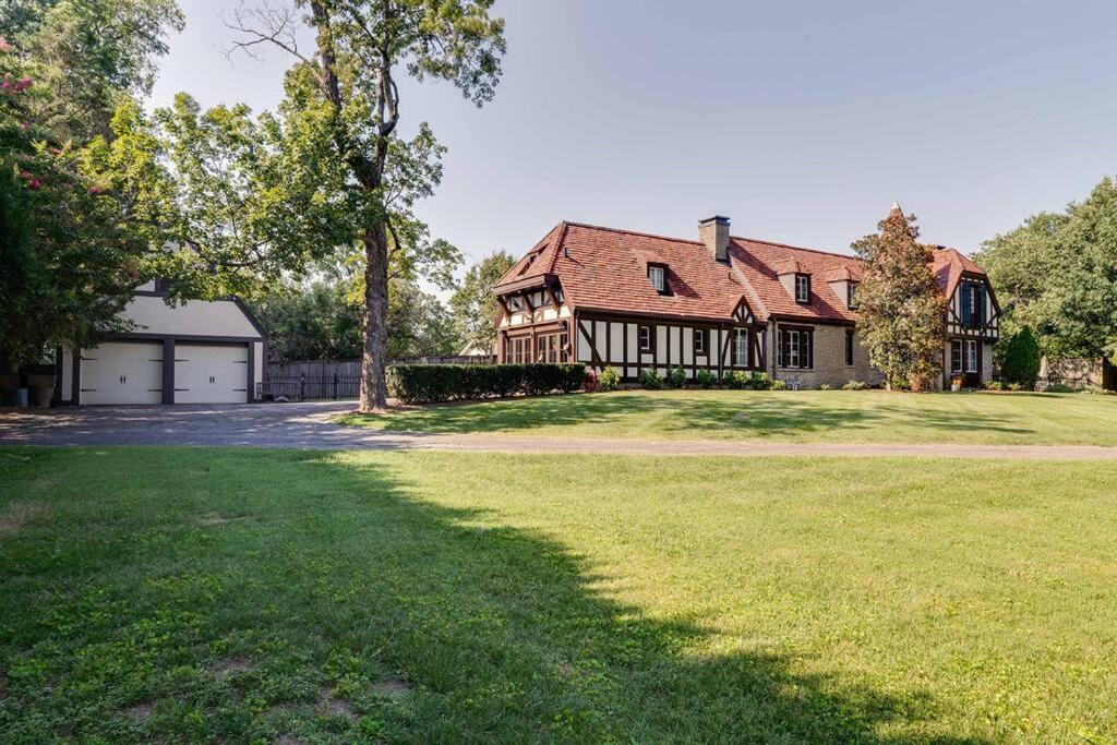 Ivy Hall - Great Location! *