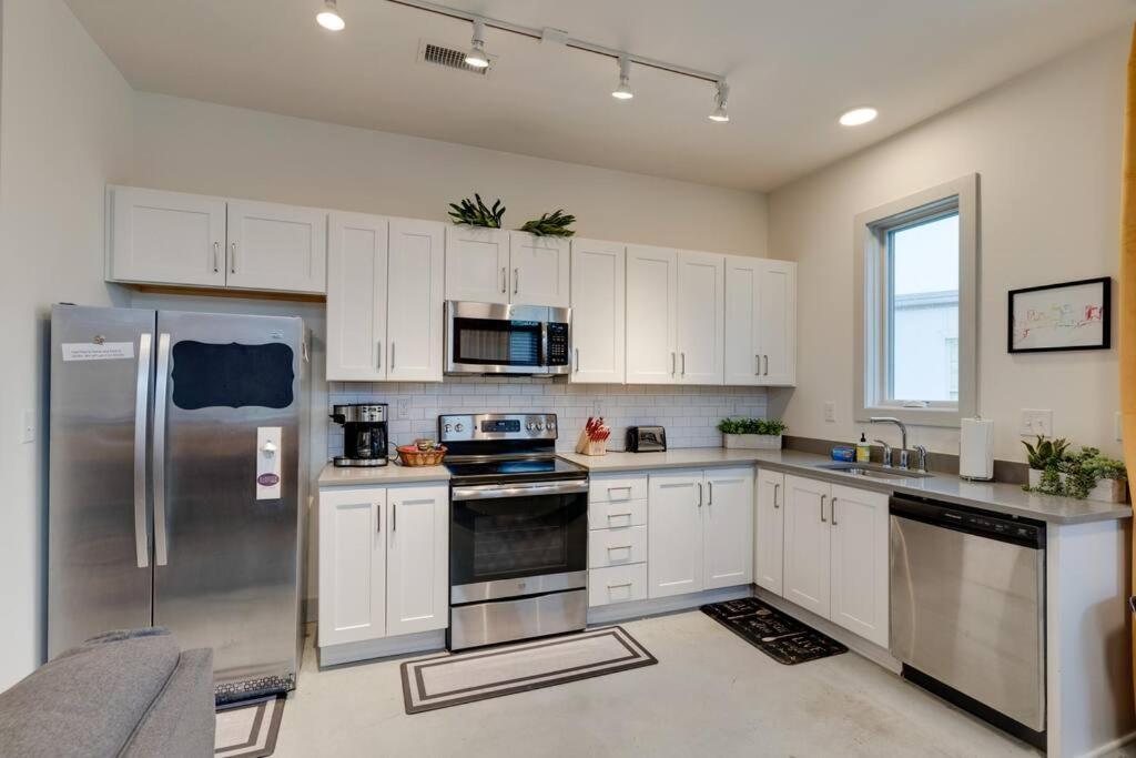 Apartment Chic Condo, 2mi To Downtown, Sleeps 8, By Geodis Nashville