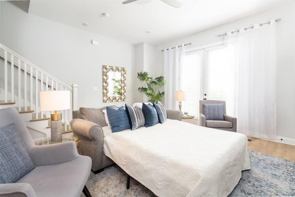 With En-suite Bath, Tv & Blackout Shades * Nashville