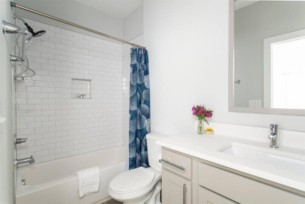 With En-suite Bath, Tv & Blackout Shades Holiday home Nashville