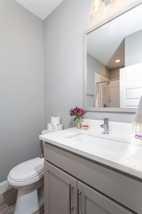 With En-suite Bath, Tv & Blackout Shades Holiday home Nashville