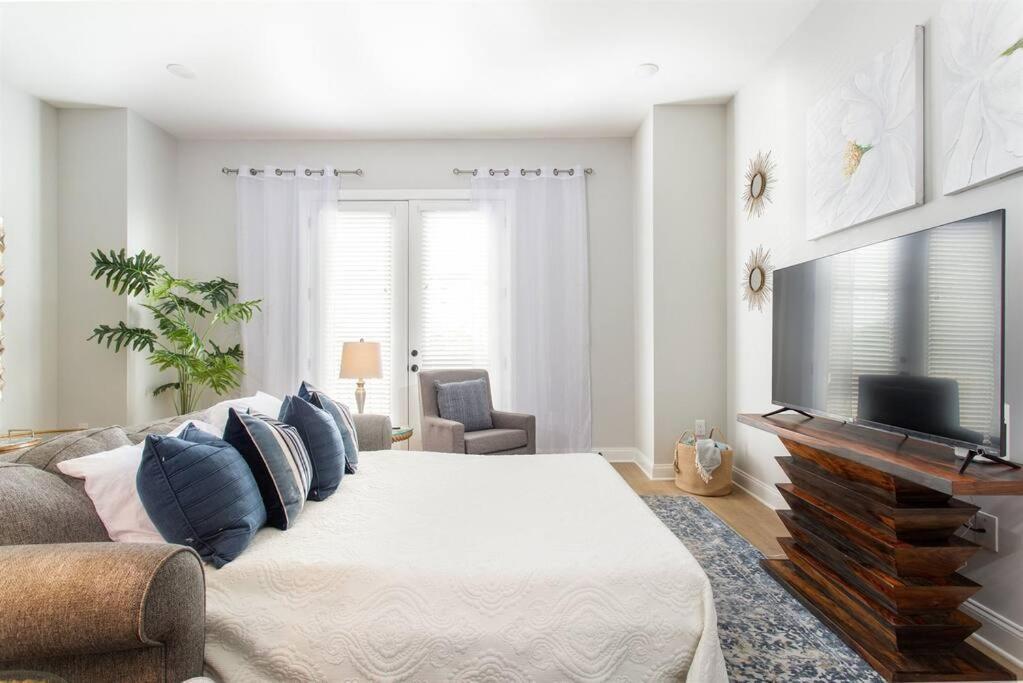 With En-suite Bath, Tv & Blackout Shades Holiday home *