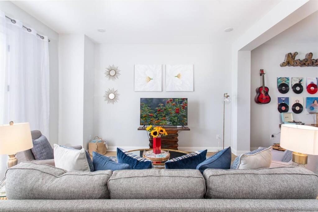 With En-suite Bath, Tv & Blackout Shades * Nashville