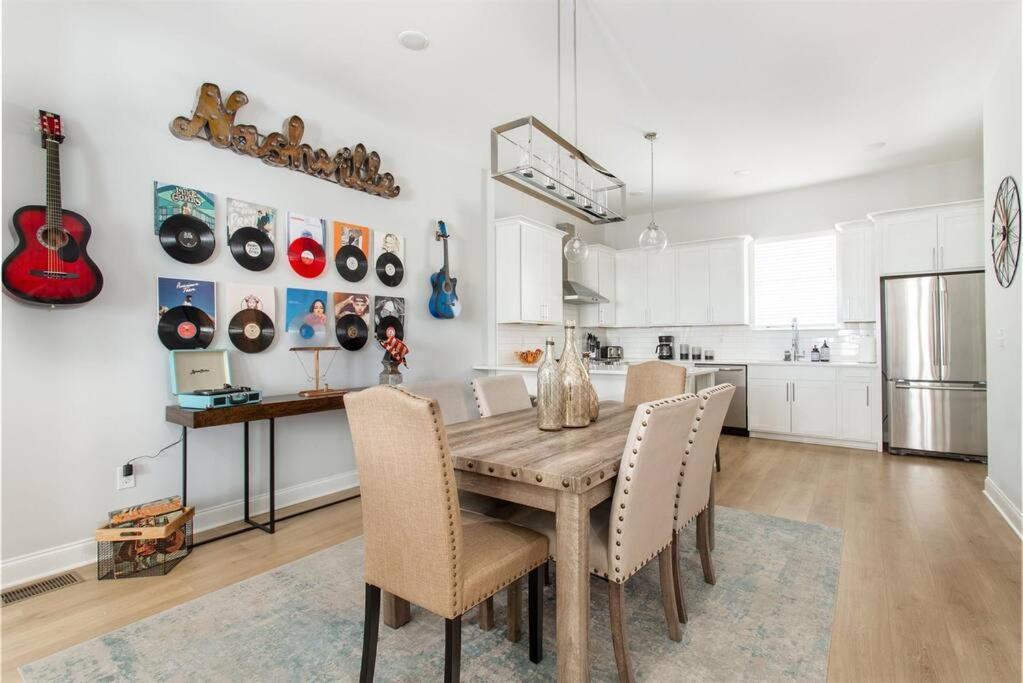 With En-suite Bath, Tv & Blackout Shades * Nashville