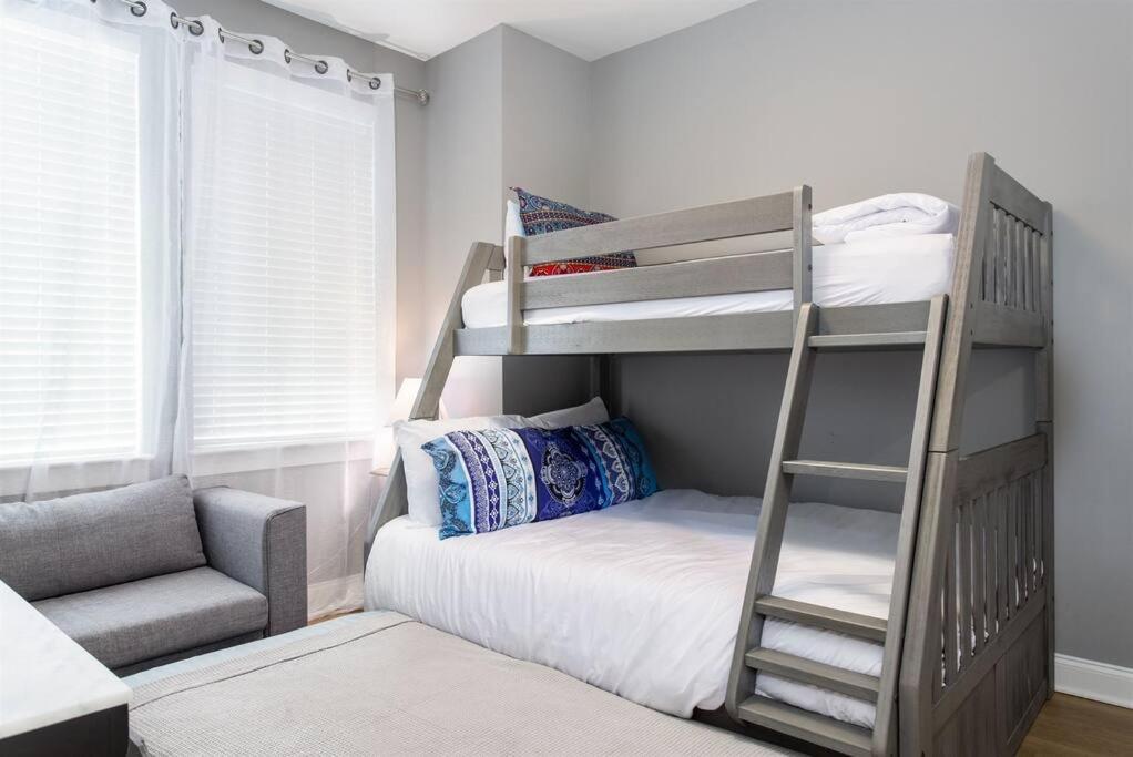 With En-suite Bath, Tv & Blackout Shades Holiday home