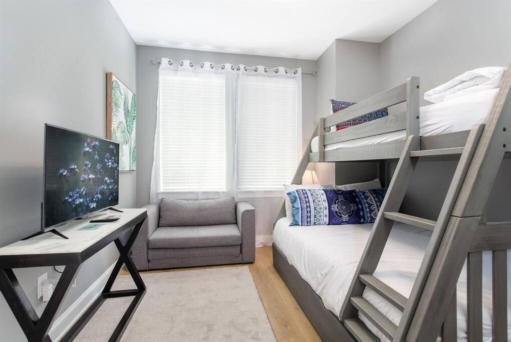 Holiday home With En-suite Bath, Tv & Blackout Shades *