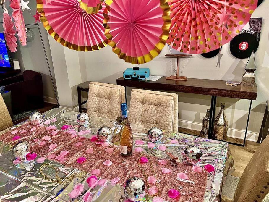 With En-suite Bath, Tv & Blackout Shades Holiday home