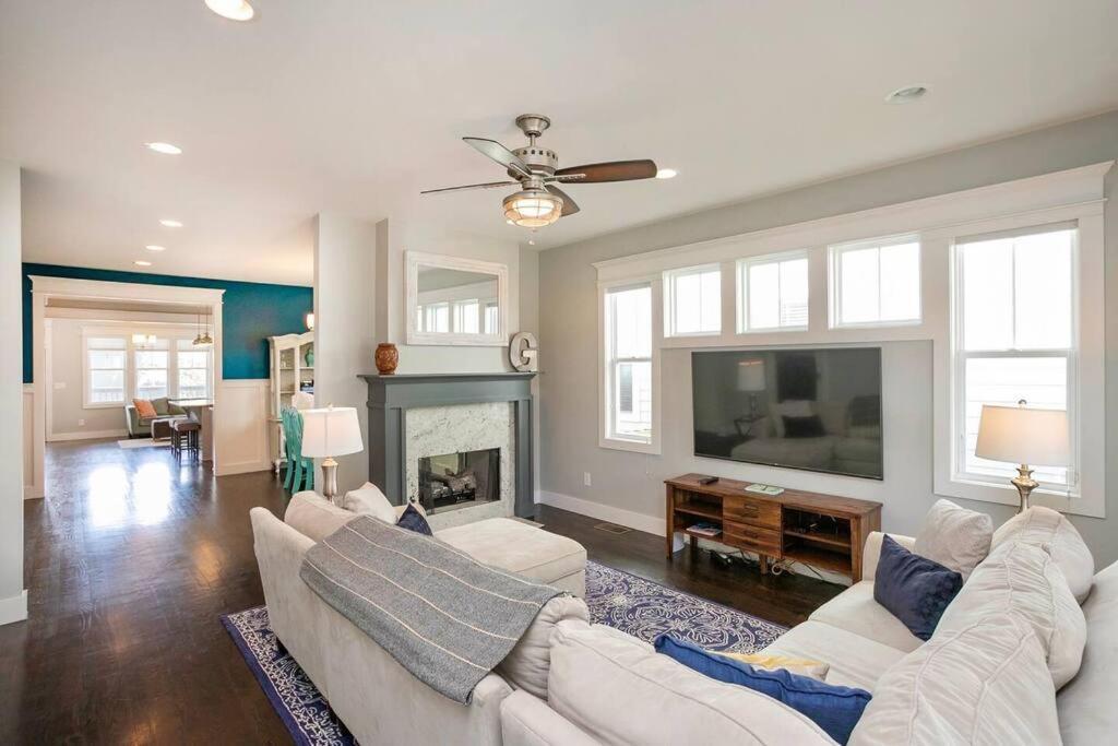 Views, Under 2mi Broadway, Gated Parking Holiday home Nashville