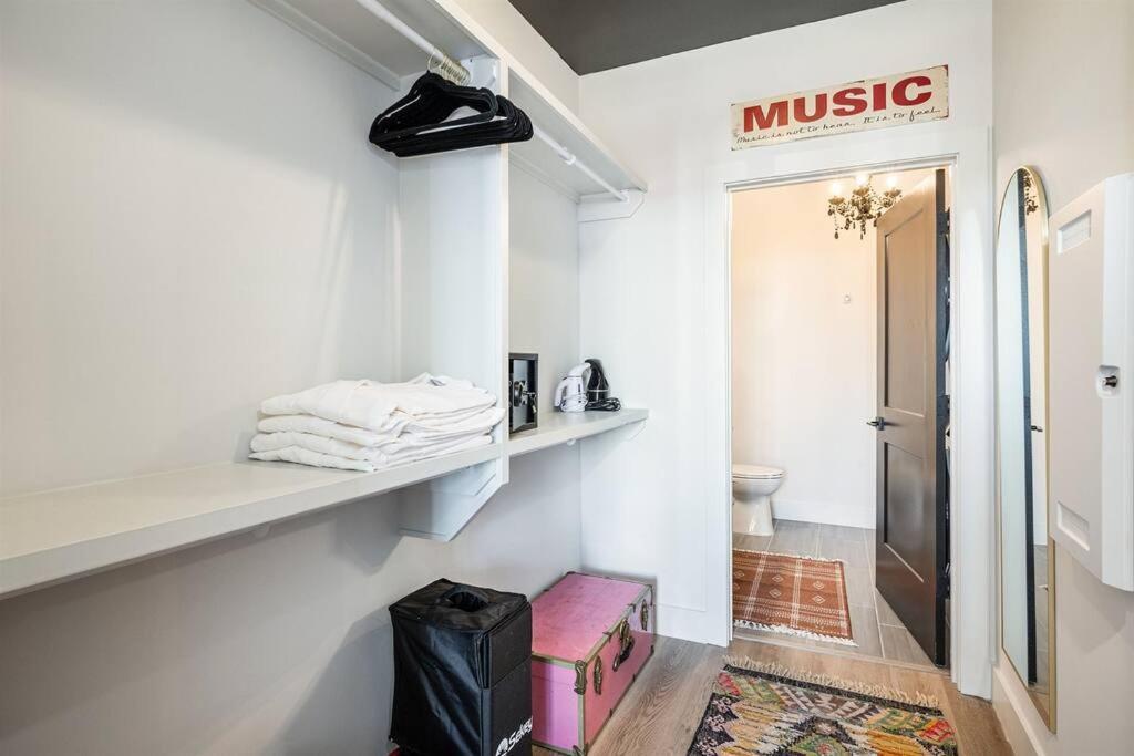 2 Side By Side Units, The Honky Tonk Party Pads, Parking Gym Pool Apartment