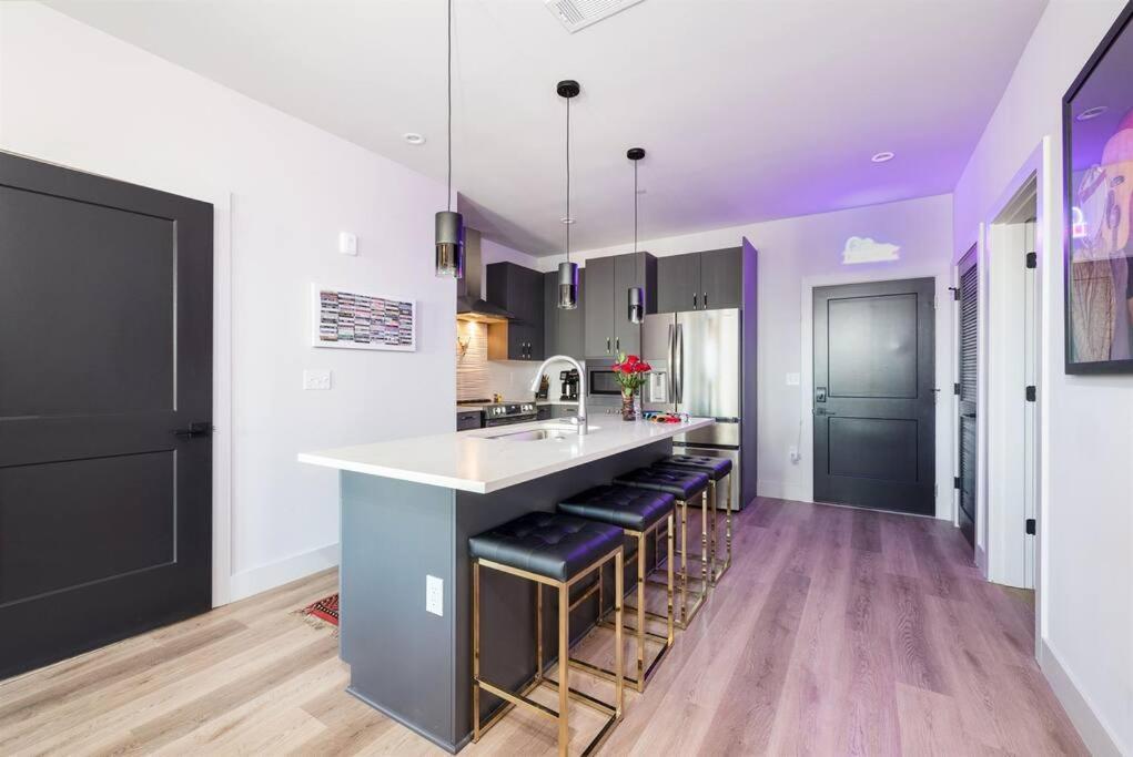 2 Side By Side Units, The Honky Tonk Party Pads, Parking Gym Pool * Nashville