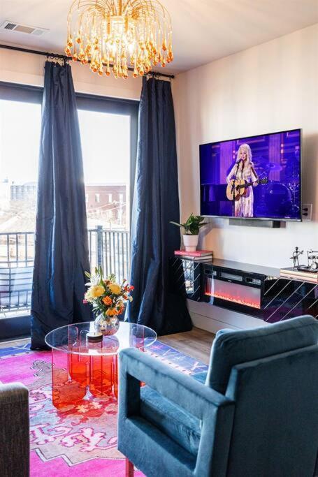 2 Side By Side Units, The Honky Tonk Party Pads, Parking Gym Pool