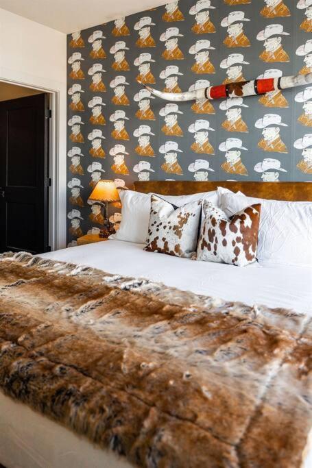 2 Side By Side Units, The Honky Tonk Party Pads, Parking Gym Pool * Nashville