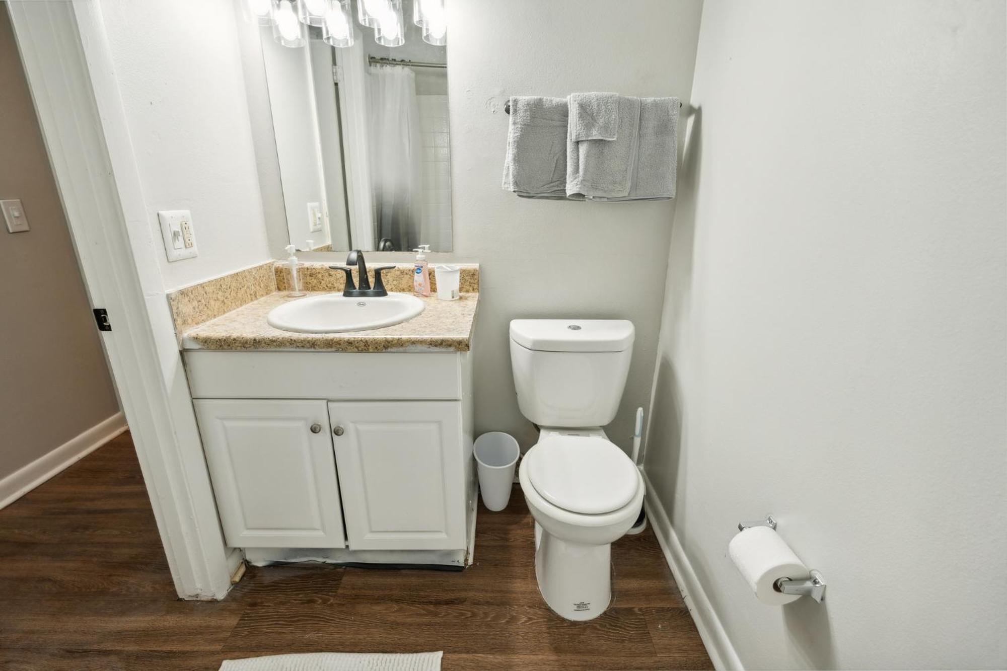 Brentwood A2 I Cozy & Comfy I 2bd I Free Parking Apartment