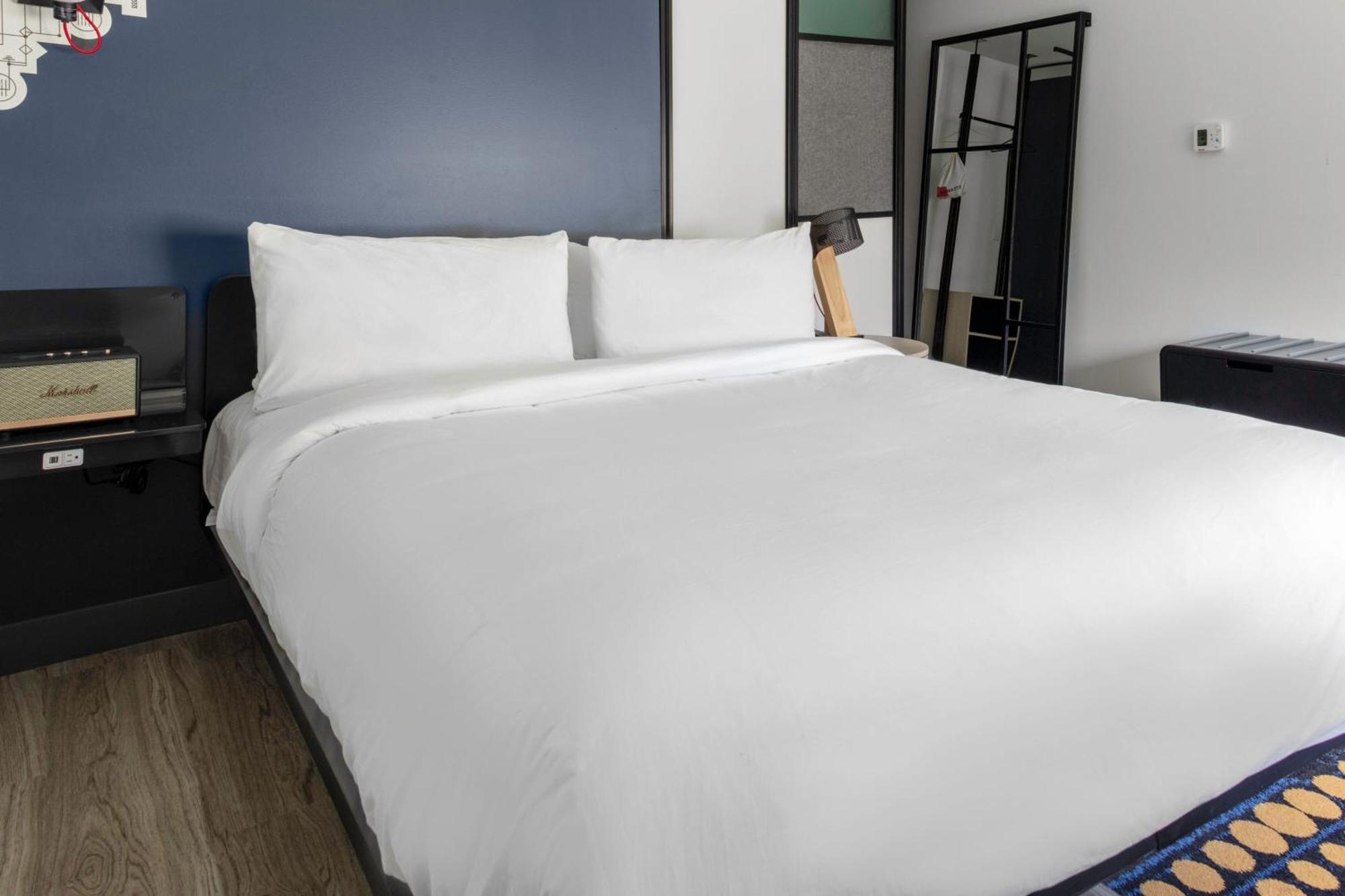 Aloft Airport 3*