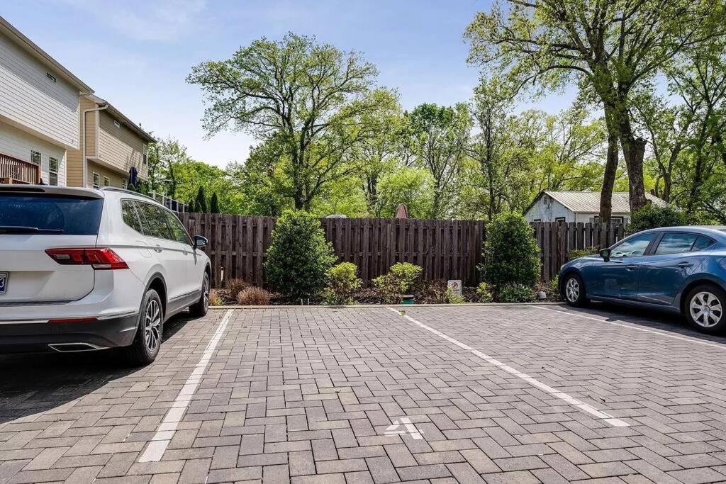 Holiday home 10 Min Drive Downtown, Roof Deck, Pet Friendly *