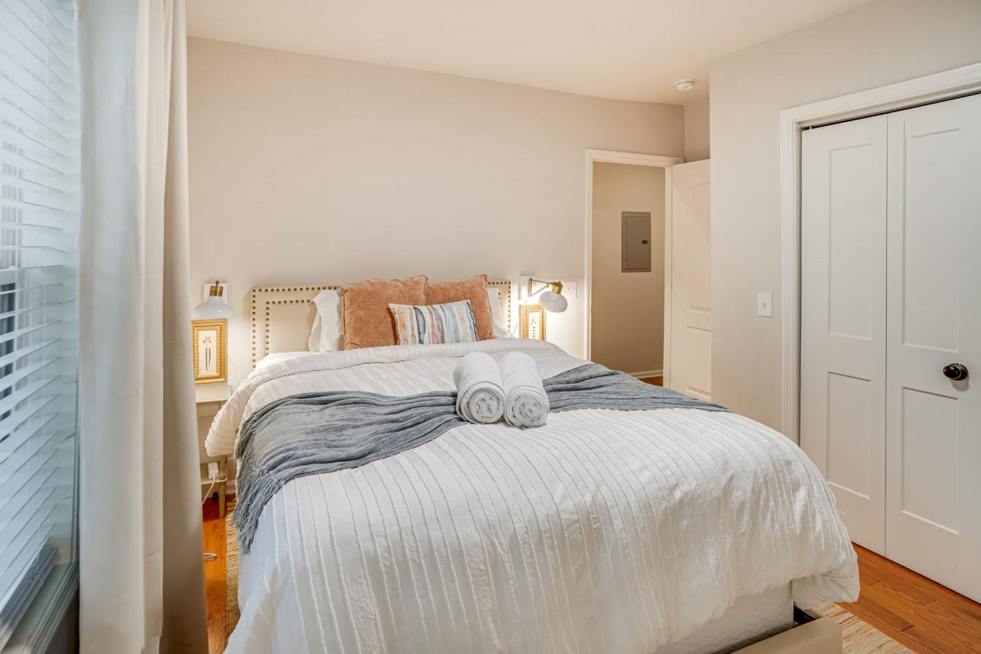 Walk To Five Points East With Yard! Holiday home Nashville