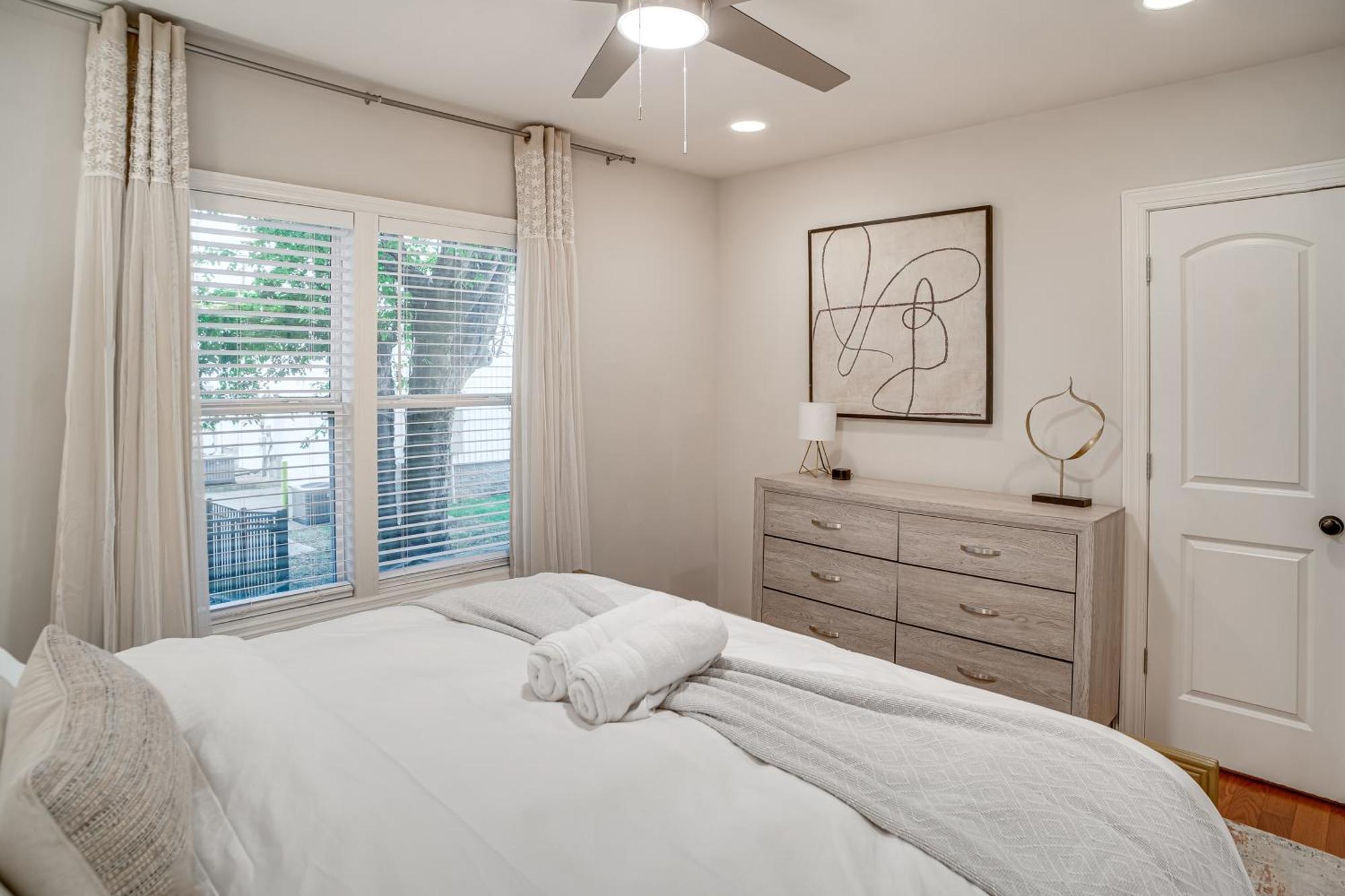 Walk To Five Points East With Yard! Holiday home *