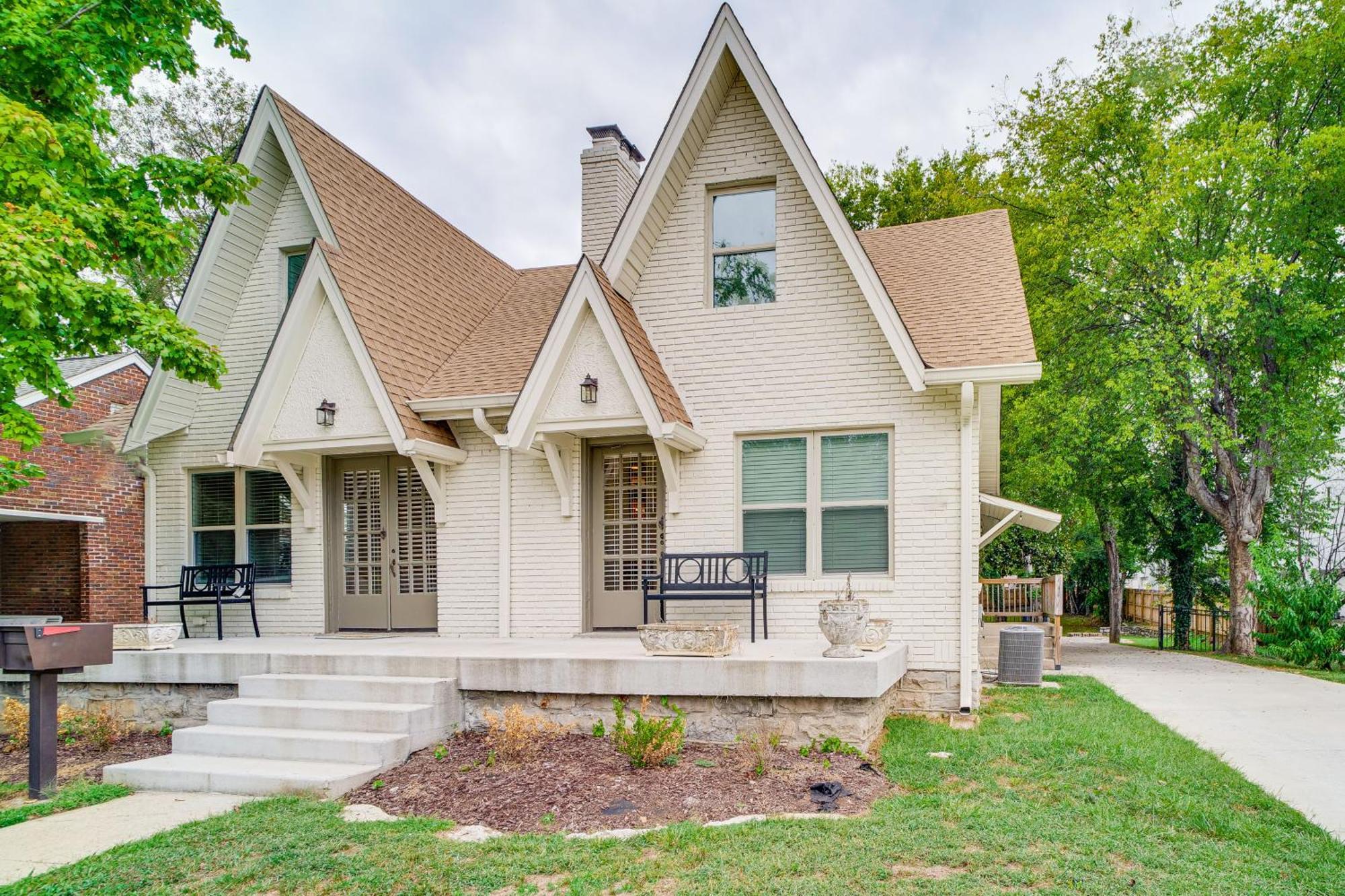 Walk To Five Points East With Yard! Holiday home Nashville