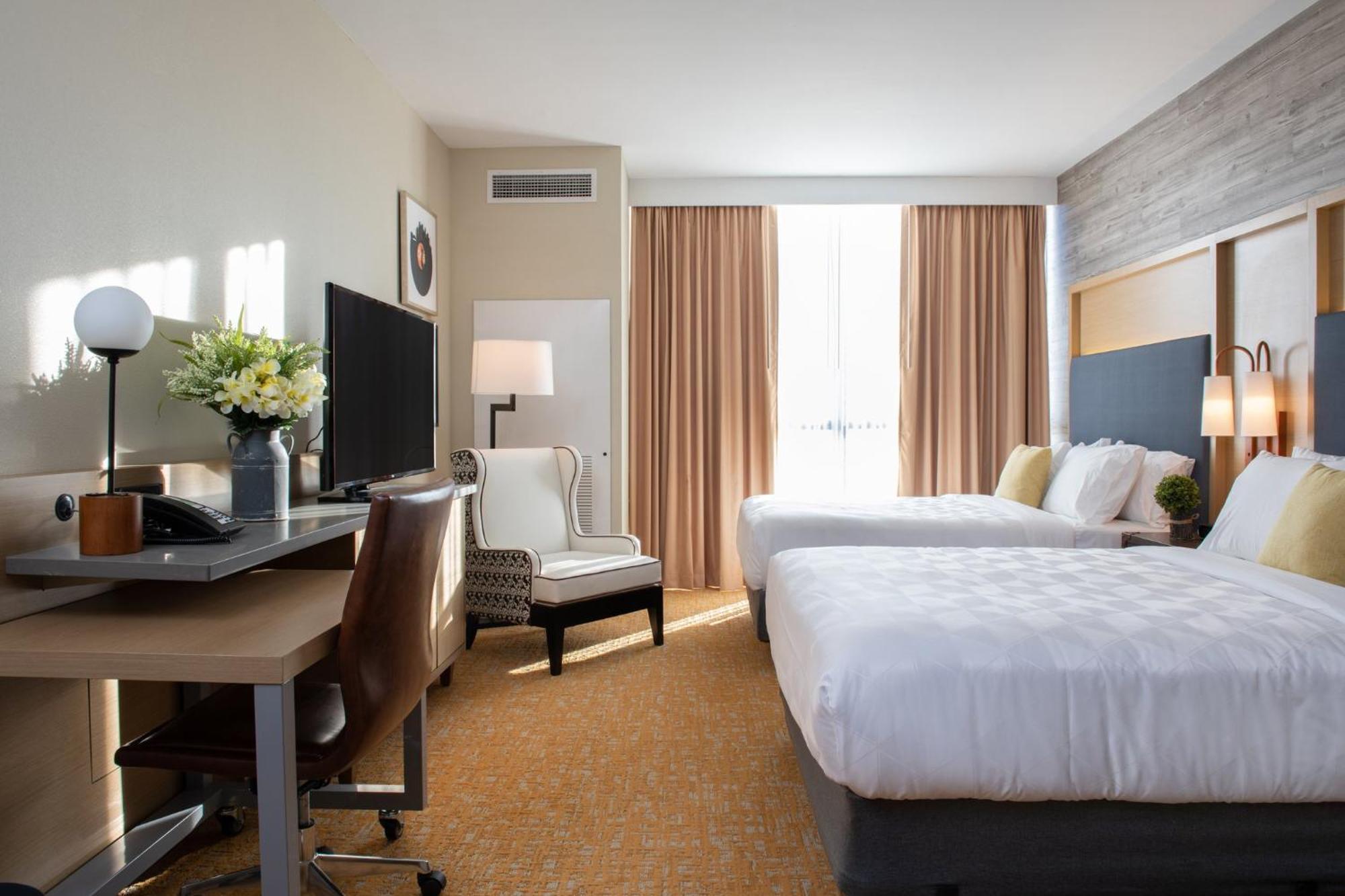 Hotel & Downtown Broadway Nashville