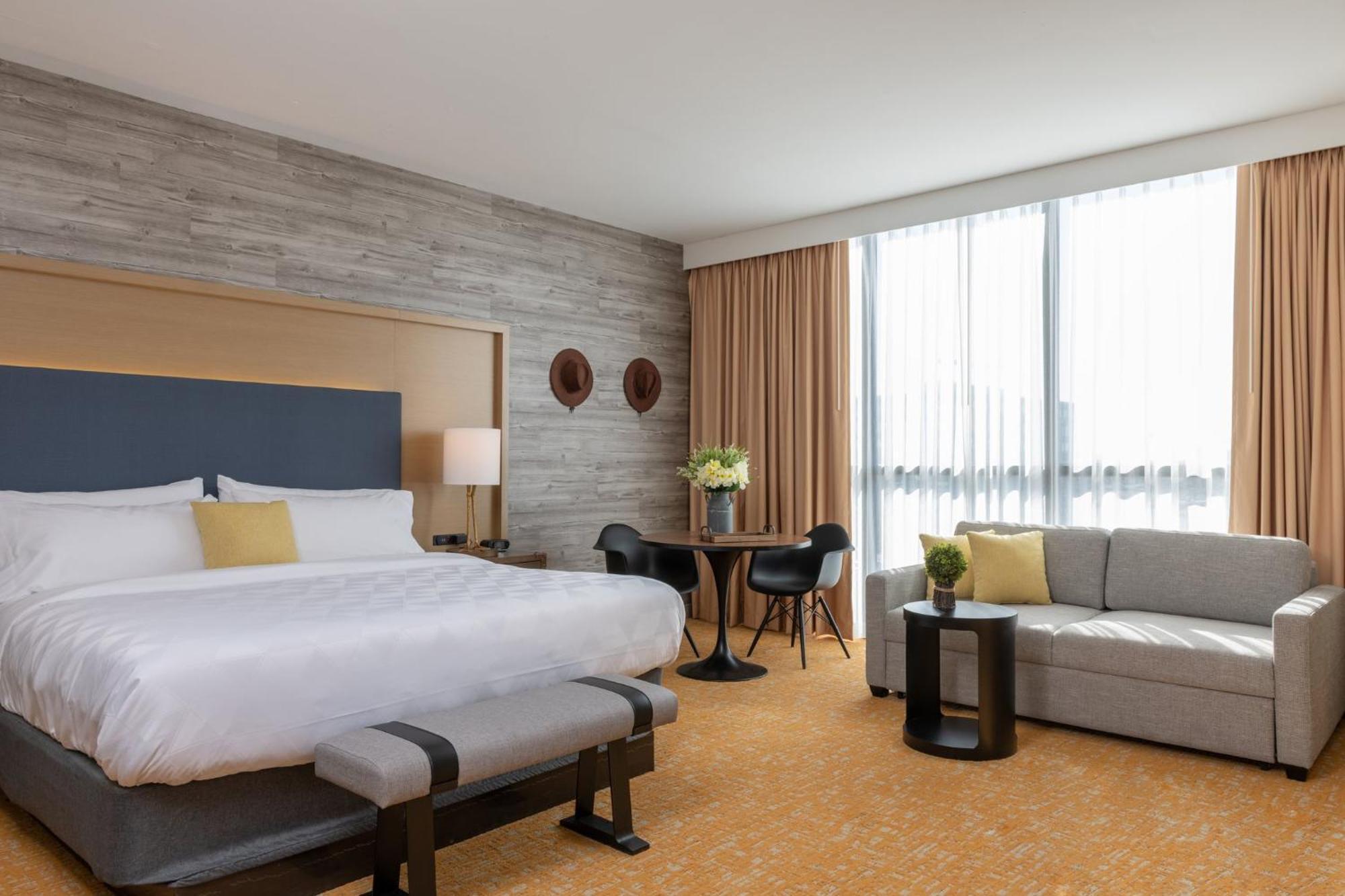 & Downtown Broadway 3*