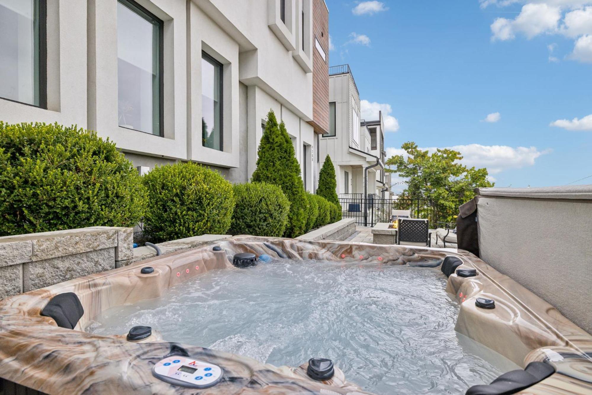 Holiday home Hottub,2milestobway,4kbeds,3futons,safe *