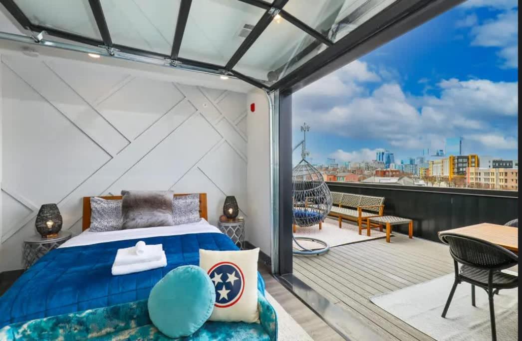 Muse- Morgan Wallen Speakeasy And Giant Balcony Nashville