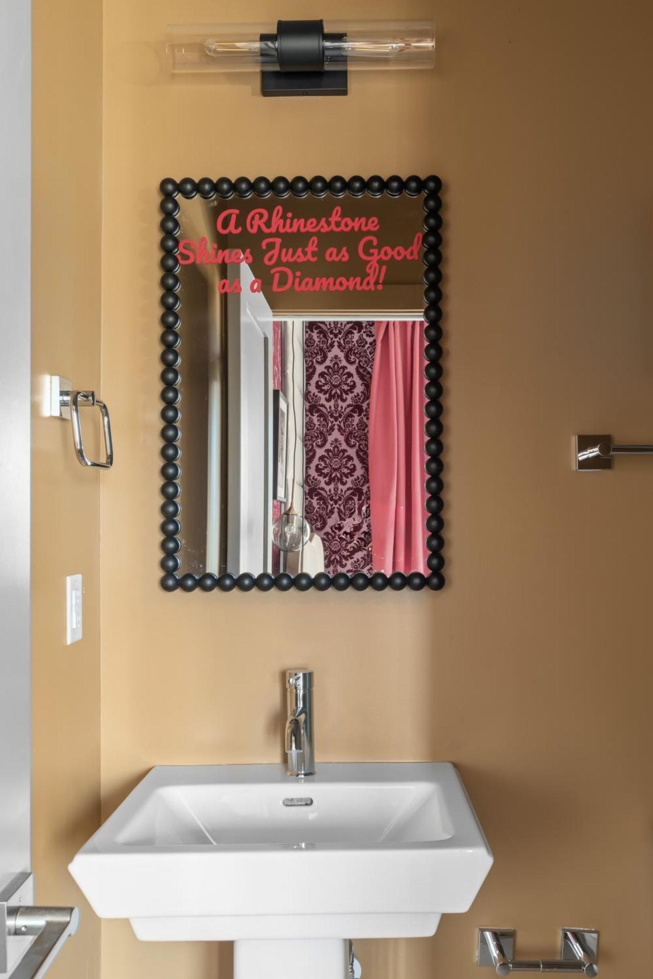 Cool Townhouse Close To Downtown