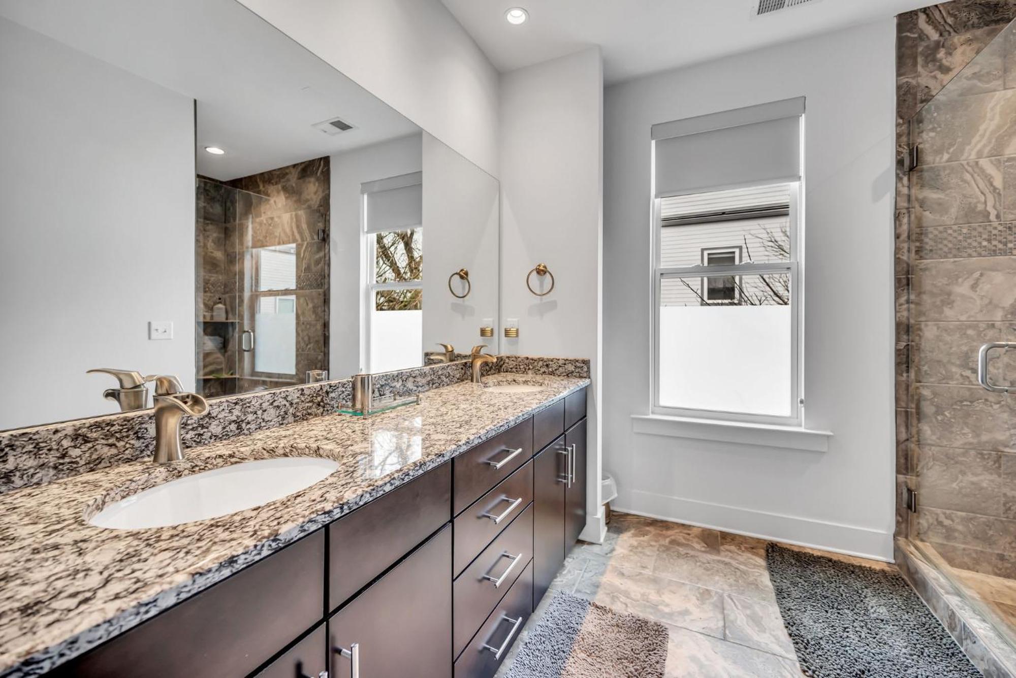 Lux East Nash-hot Tub & Rooftop Patio Holiday home