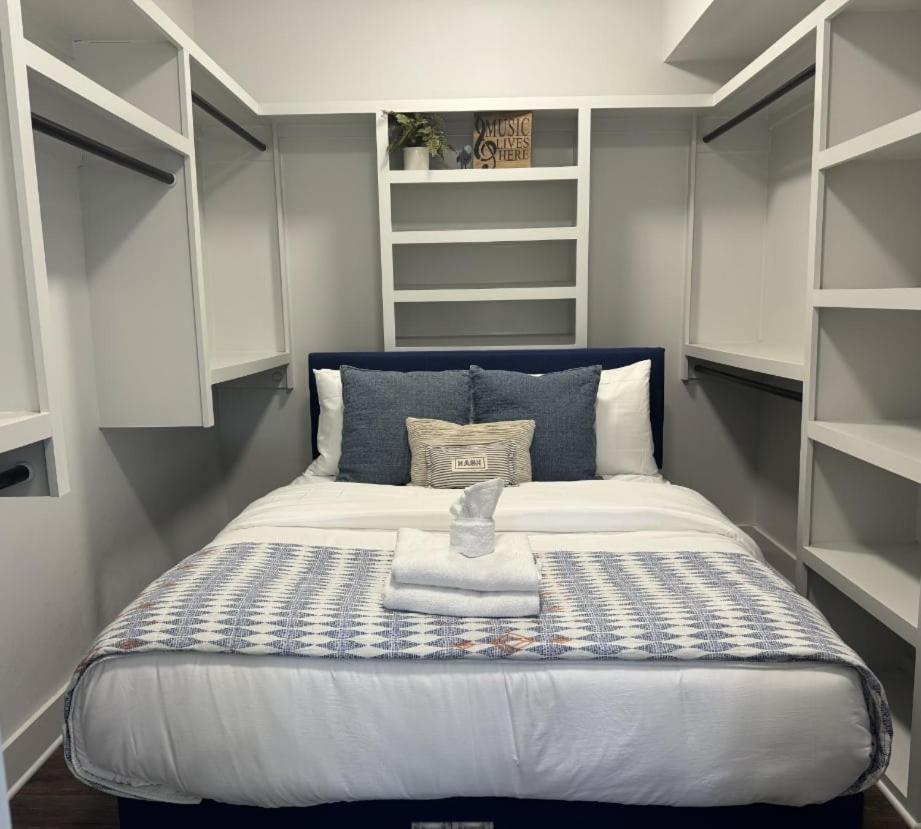 Lux East Nash-hot Tub & Rooftop Patio Holiday home Nashville