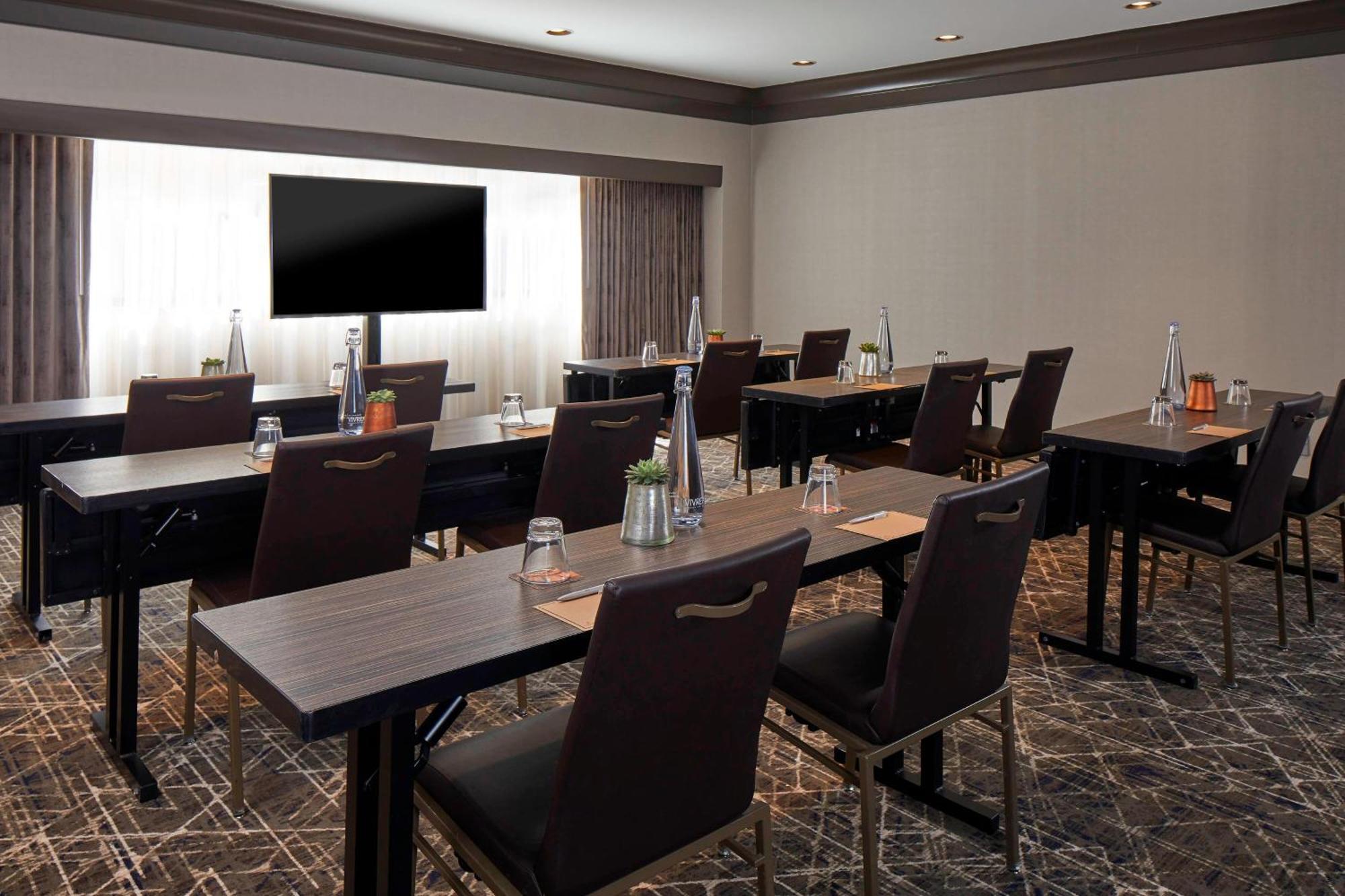 Renaissance Hotel 5*