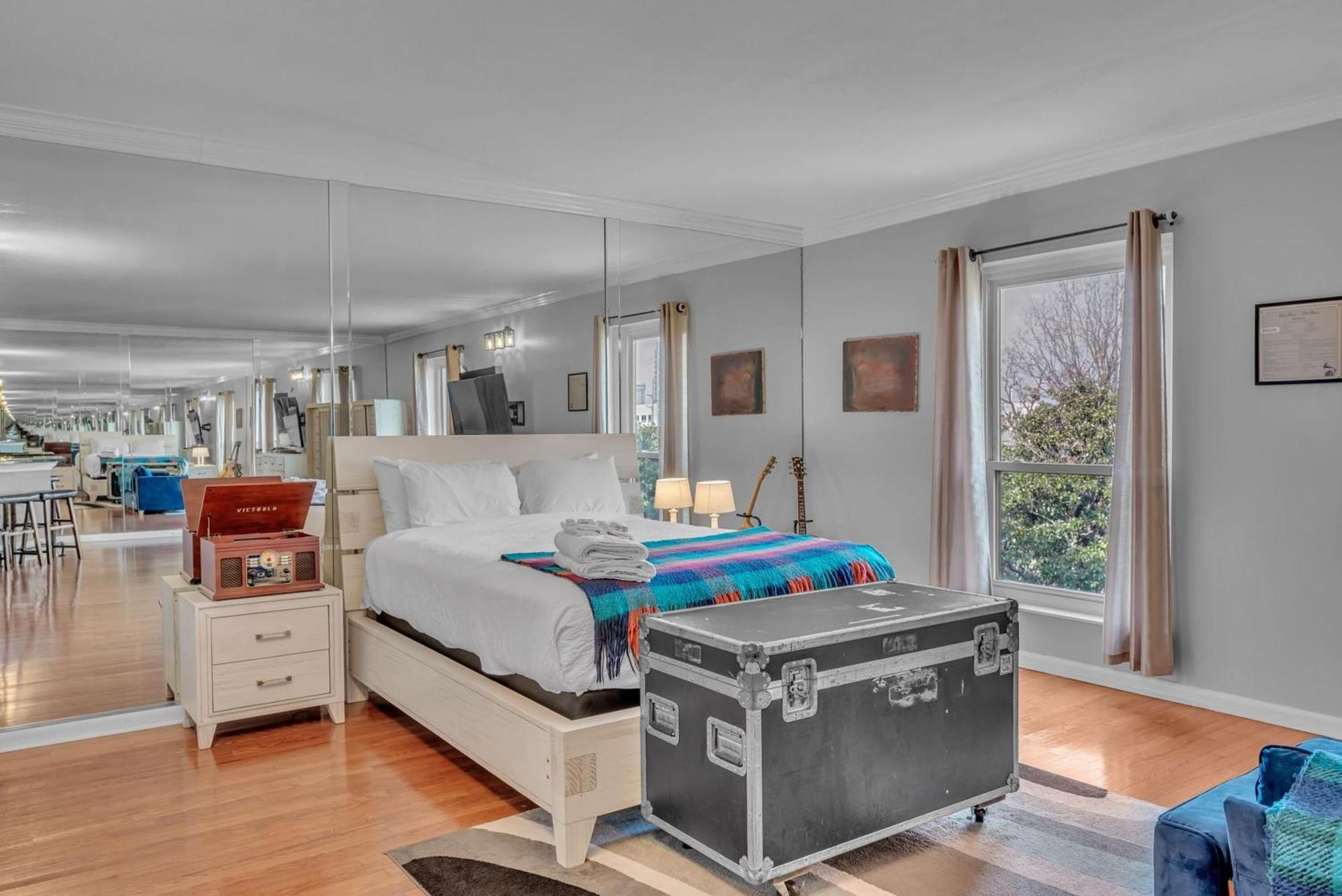 Apartment Honky Tonk Angels