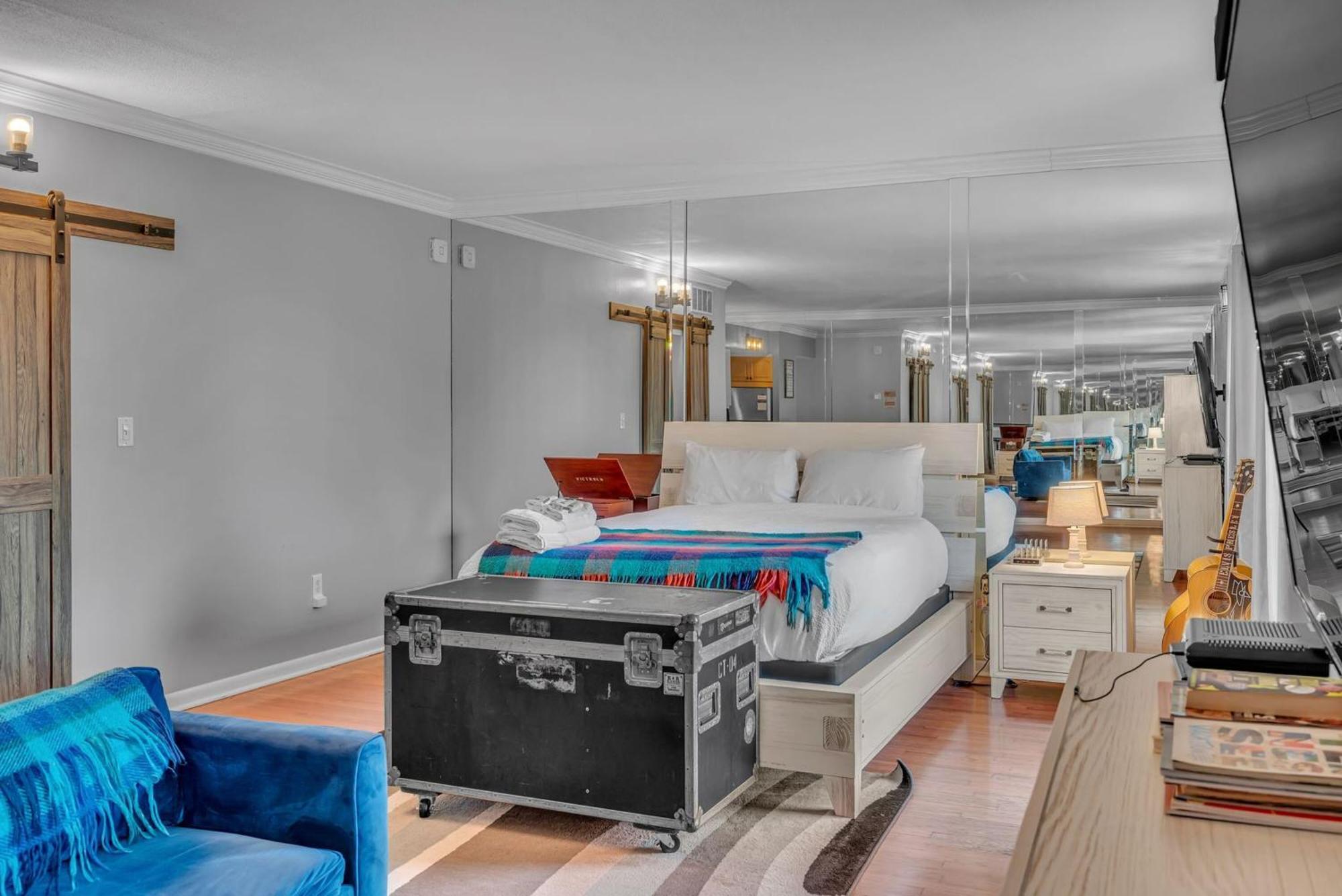 Apartment Honky Tonk Angels *