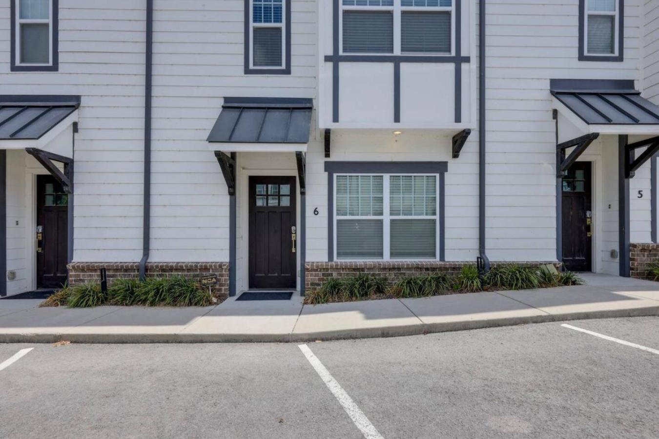 Minutes To Broadway Spacious Townhouse Holiday home Nashville