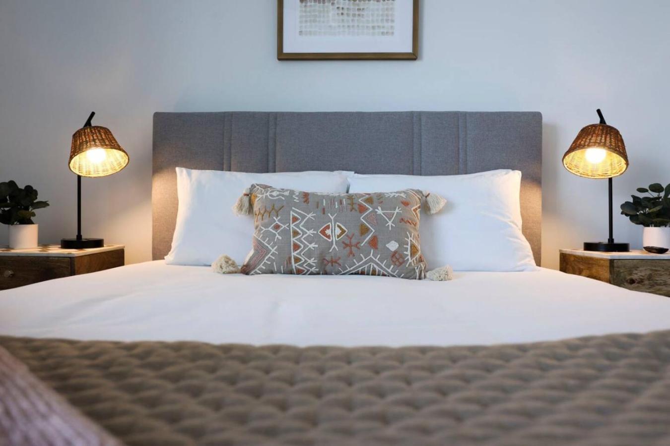 Minutes To Broadway Spacious Townhouse